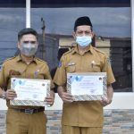 PWI-Luwu-Raya-Berikan-Penghargaan-kepada-Bupati-dan-Kadis-Kominfo-(1)